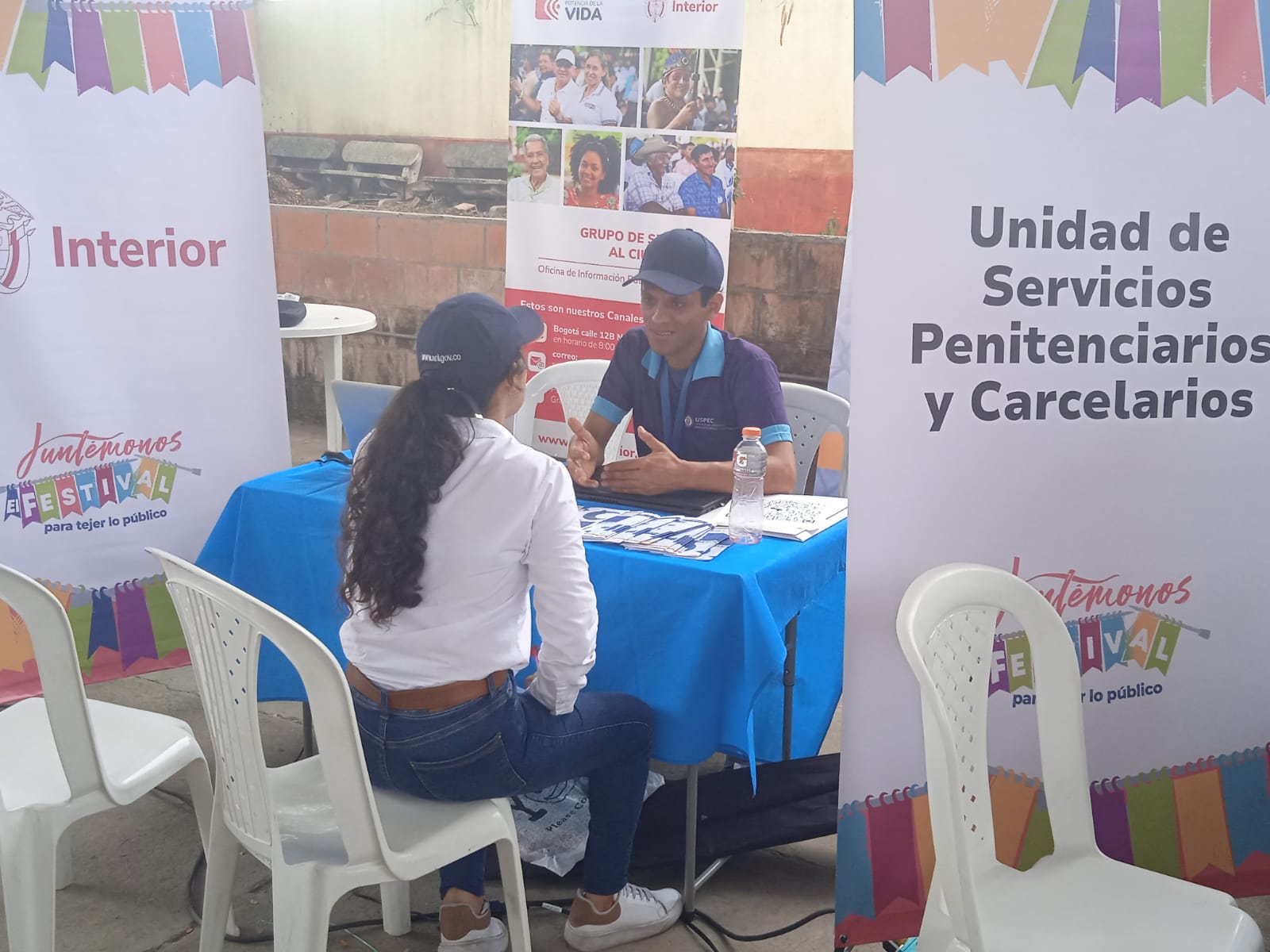 Fotografía: charla con ciudadano en festival juntémonos, Ataco-Tolima