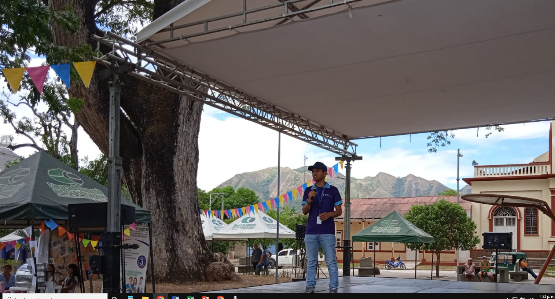 Fotografía: funcionario dando charla a la ciudadanía en festival juntémonos Ataco, Tolima