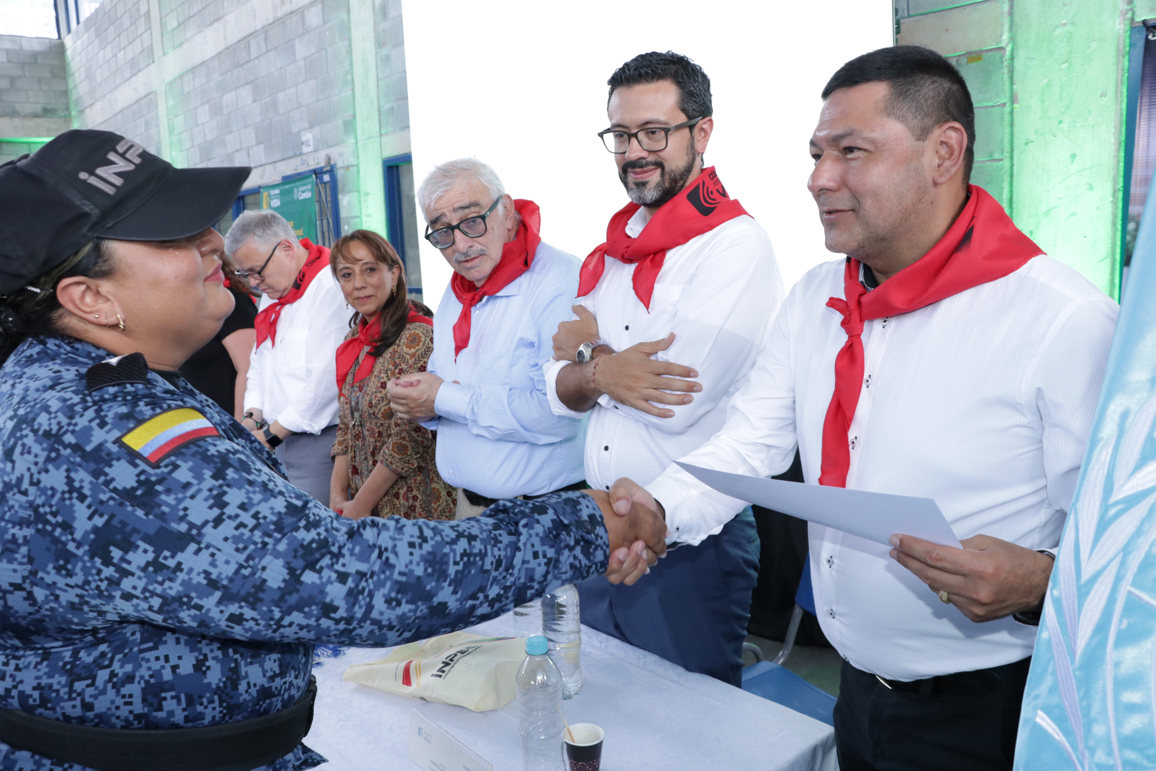 Fotografía: Director uspec entregando diploma a dragoneante