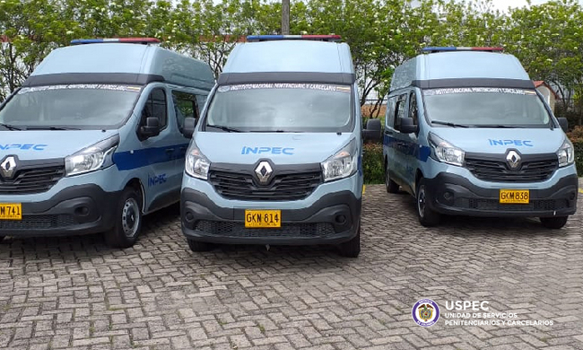 USPEC entrega camionetas tipo panel al INPEC