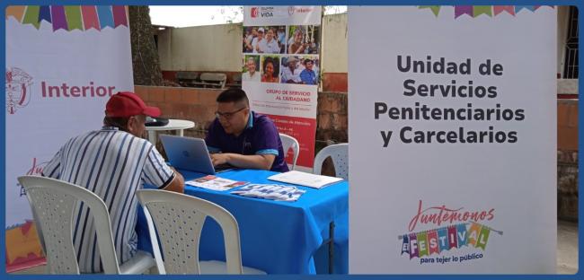 Fotografía: funcionario USPEC con ciudadano en Festival Juntémonos - Ataco, Tolima